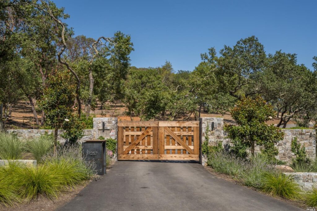 Castle Rock Ledge Thin Veneer entry gate